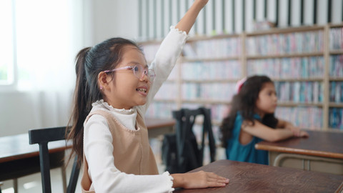 Waspada! Kebiasaan Anak Mengintip Kacamata Ternyata Bisa Picu Masalah Ini, Kata Dokter Mata