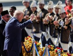 Trump Joget dengan Penari Tradisional di Malaysia, Momen Kedatangannya yang Bikin Heboh!