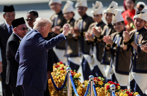 Trump Joget dengan Penari Tradisional di Malaysia, Momen Kedatangannya yang Bikin Heboh!
