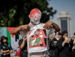 Lelang Seni hingga Orasi: Aksi Solidaritas Palestina yang Meriah di Depan Kedubes AS!