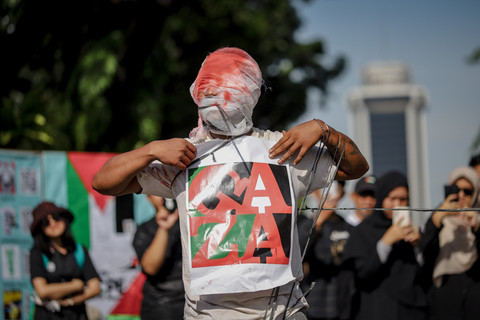 Lelang Seni hingga Orasi: Aksi Solidaritas Palestina yang Meriah di Depan Kedubes AS!