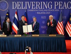 Trump Pukul Bola Golf Sambil Damai-damaikan Thailand-Kamboja? Ini Faktanya
