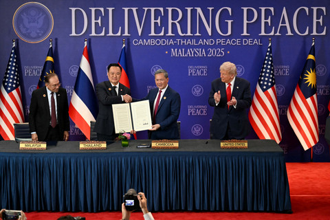 Trump Pukul Bola Golf Sambil Damai-damaikan Thailand-Kamboja? Ini Faktanya