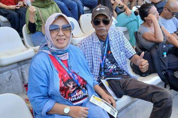 Kakek 70 Tahun Asal Blitar Buktikan Gaya Hidup Tak Pernah Tua, Nonton Langsung MotoGP Malaysia 2025!