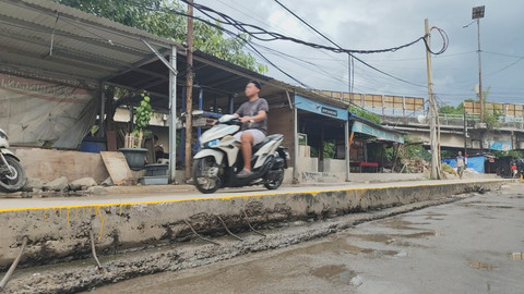 Jalan Rusak di Jakut Ini Bikin Mobil Terperosok, Ternyata Ada Hikmah Mengejutkan Sejak Era Ahok!