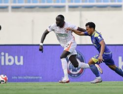 Drama 2 Kartu Merah & VAR, Arema FC Tumbang 1-3 dari Borneo FC di Kandang Sendiri