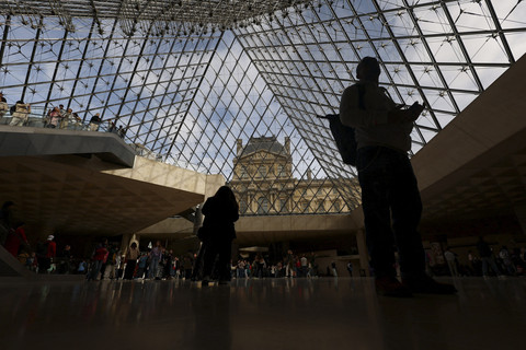 Misteri 7 Menit di Louvre: Begaimana Pencuri Beraksi dan Diciduk Usai Curi Harta Rp 1,5 Triliun?