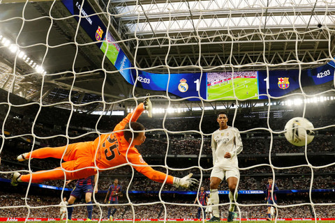 Real Madrid Hancurkan Barcelona 2-1: Puncak Klasemen Tak Tergoyahkan!