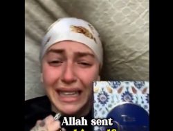 Mualaf Ini Menangis Tersedu-sedu Usai Baca Ayat Al-Quran, Pesannya ke Non-Muslim Bikin Merinding