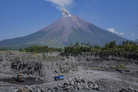 Gunung Semeru Erupsi 3 Kali dalam Sehari, Ini yang Harus Dilakukan Warga Sekarang!