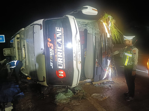 Tragedi Malam di Tol Batang: Bus PO Haryanto Terguling, 3 Tewas dan 20 Luka-luka Akibat Hujan Deras