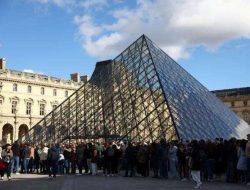 Dibekuk di Bandara! Dua Otak Perampokan Perhiasan Louvre Rp1,6 Triliun Akhirnya Tertangkap