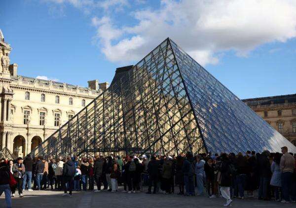 Dibekuk di Bandara! Dua Otak Perampokan Perhiasan Louvre Rp1,6 Triliun Akhirnya Tertangkap