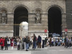 Misteri Pencurian Louvre: Mahkota Permaisuri Eugenie yang Jatuh dan 2 Pelaku yang Hampir Kabur ke Aljazair