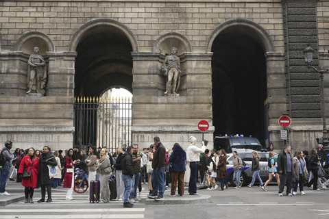 Misteri Pencurian Louvre: Mahkota Permaisuri Eugenie yang Jatuh dan 2 Pelaku yang Hampir Kabur ke Aljazair