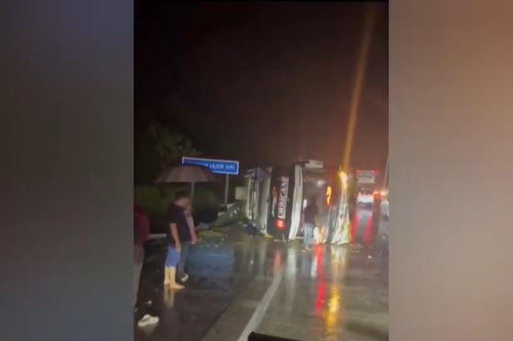 Tragedi Mengerikan di Tol Semarang-Batang: Bus Terguling, 3 Tewas, dan Fakta di Balik Hujan Deras