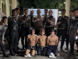 Polisi Gagalkan Tawuran Mengerikan di Kemayoran, 3 Pemuda Diamankan Bawa Celurit dan Petasan!
