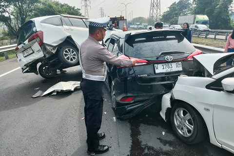 Tabrakan Beruntun Mengerikan di Tol Waru-Juanda, 4 Mobil Ringsek dan Kerugian Capai Rp 30 Juta!