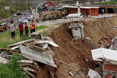 Longsor Dahsyat di Jalur Lintas Selatan Tulungagung, 2 Warung Ludes Tertimbun!