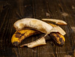 Rahasia Simpan Pisang 1 Bulan Tetap Kuning & Segar (No Kulkas!)