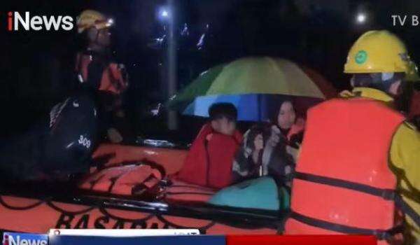 Basarnas Evakuasi Lansia & Balita! Begini Kondisi Terkini Banjir Mamuju