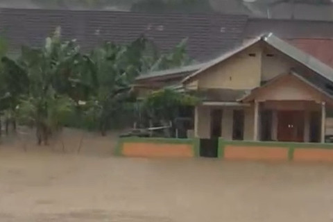 Banjir & Longsor Cisolok Sukabumi Landa Ratusan KK, 9 Rumah Tertimbun!