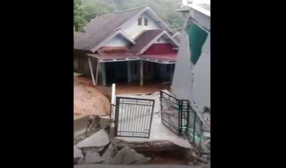 Banjir Bandang Sukabumi Luluhlantakkan 4 Desa, Jembatan Putus dan Ratusan Rumah Terendam!