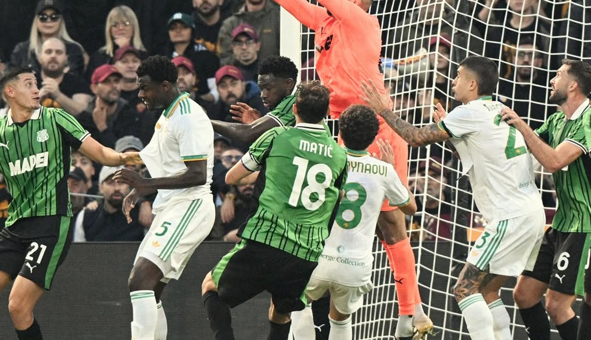 Fabio Grosso Ungkap Penyebab Sassuolo Takluk dari AS Roma: Jay Idzes dan Fatal di Depan Gawang