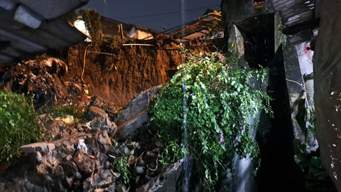 Tembok Penahan Tanah Roboh di Bogor, 12 Rumah Hancur dan 65 Jiwa Mengungsi!