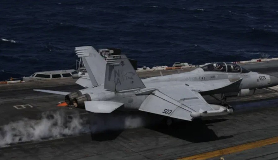 Misteri Dua Kecelakaan AS di Laut Cina Selatan: Super Hornet & Helikopter Jatuh dalam 30 Menit!