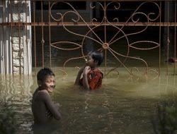 Banjir Jakarta Pagi Ini: 20 RT Terendam, Air di Bidara Cina Setinggi Dada Dewasa