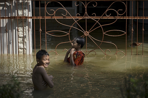 Banjir Jakarta Pagi Ini: 20 RT Terendam, Air di Bidara Cina Setinggi Dada Dewasa