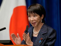 Trump & PM Jepang Baru Takaichi Beri Hadiah Mengejutkan: Stik Golf Abe hingga Deal Ratusan Miliar!