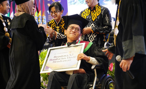 Ibu Rela Naik Motor 4 Tahun Demi Anak Disabilitas Lulus Cumlaude, Kisah Harunya Bikin Terenyuh