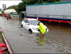 Banjir Kaligawe Semarang Tembus 90 Cm, Arus Lalu Lintas Lumpuh Total!