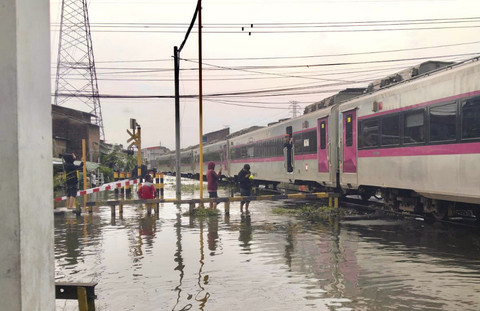 Banjir Semarang Lumpuhkan KA, KAI Gunakan Lokomotif Tahan Air Ini untuk Evakuasi