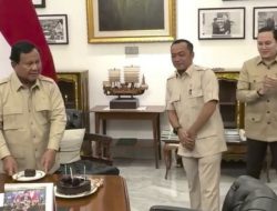 Detik-Detik Haru Prabowo Beri Kejutan Ulang Tahun ke Menlu Prasetyo, Sampai Cium Tangan!