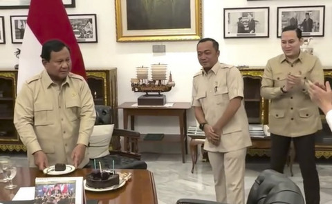 Detik-Detik Haru Prabowo Beri Kejutan Ulang Tahun ke Menlu Prasetyo, Sampai Cium Tangan!