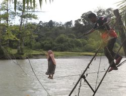 Menggantung Nyawa Demi Pintasan: Kisah Pilu Jembatan Kabel Listrik di Aceh Barat