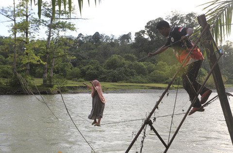 Menggantung Nyawa Demi Pintasan: Kisah Pilu Jembatan Kabel Listrik di Aceh Barat