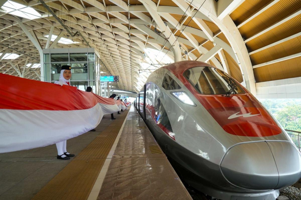 Misteri di Balik Whoosh: Purbaya Bocorkan Strategi yang Bikin Ekonomi Sekitar Jalur Melejit!