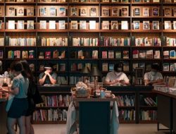 Rahasia di Balik Rak Buku: 7 Alasan Toko Buku Masih Jadi Tempat Paling Hidup!