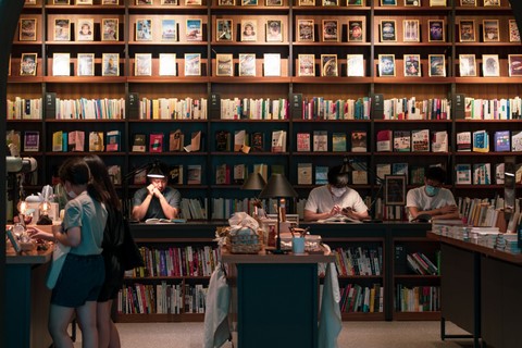 Rahasia di Balik Rak Buku: 7 Alasan Toko Buku Masih Jadi Tempat Paling Hidup!