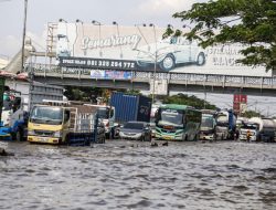 Banjir Kaligawe 90 cm, Arus Lalu Lintas Semarang-Demak Terpental!