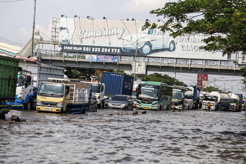 Banjir Kaligawe 90 cm, Arus Lalu Lintas Semarang-Demak Terpental!