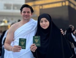Andrew Andika Umrah Bareng Istri Baru, Pamer Buku Nikah di Depan Kabah Bikin Heboh!