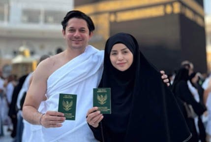 Andrew Andika Umrah Bareng Istri Baru, Pamer Buku Nikah di Depan Kabah Bikin Heboh!