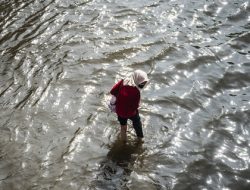 Hilang Diterjang Banjir! Pencarian 2 Anak di Pedurungan Semarang Masih Berlangsung