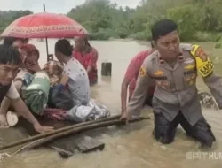 Warga Terjebak, Polres Kolaka Bergerak Cepat: Ini yang Terjadi Saat Banjir Melanda Watubangga