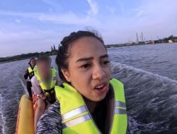 GEGER! Azia Riza Jerit-jerit Histeris Naik Banana Boat, Hampir Terjatuh Berkali-kali!
